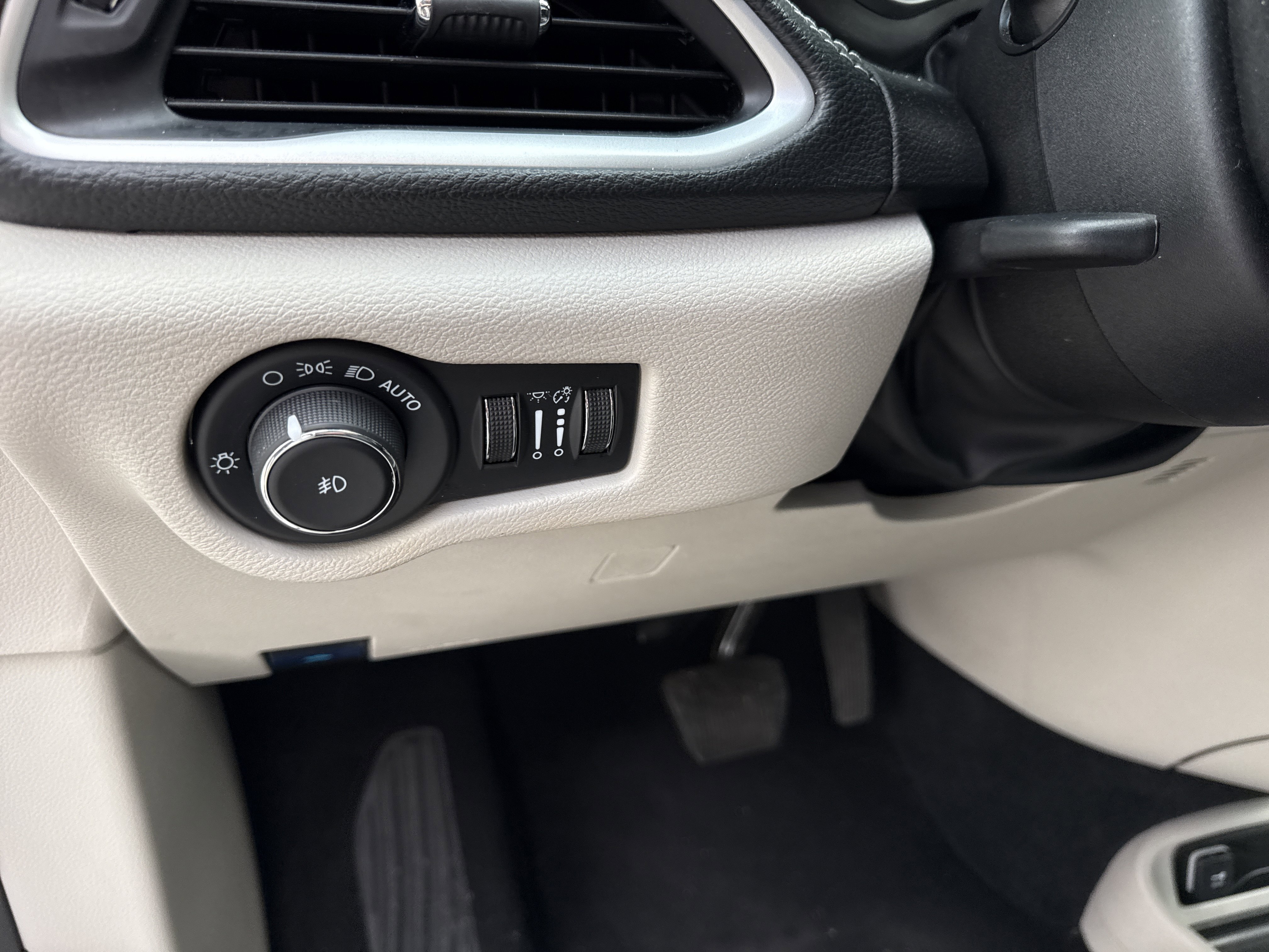 Used 2024 Chrysler Pacifica Select image 37