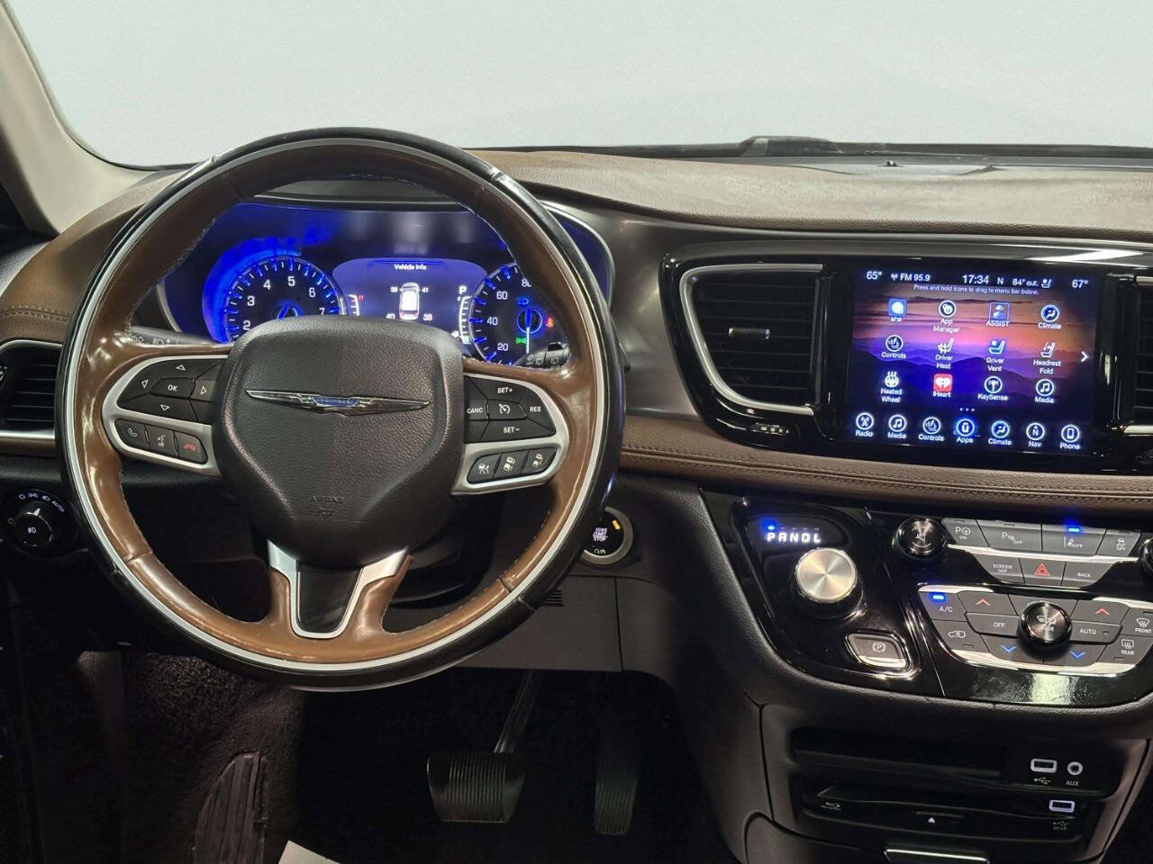 Used 2017 Chrysler Pacifica Limited FWD image 27