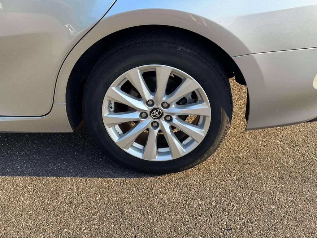 Used 2019 Toyota Camry LE w/ Convenience Package FWD image 11