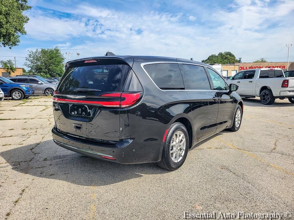 Used 2023 Chrysler Pacifica Touring-L FWD image 13