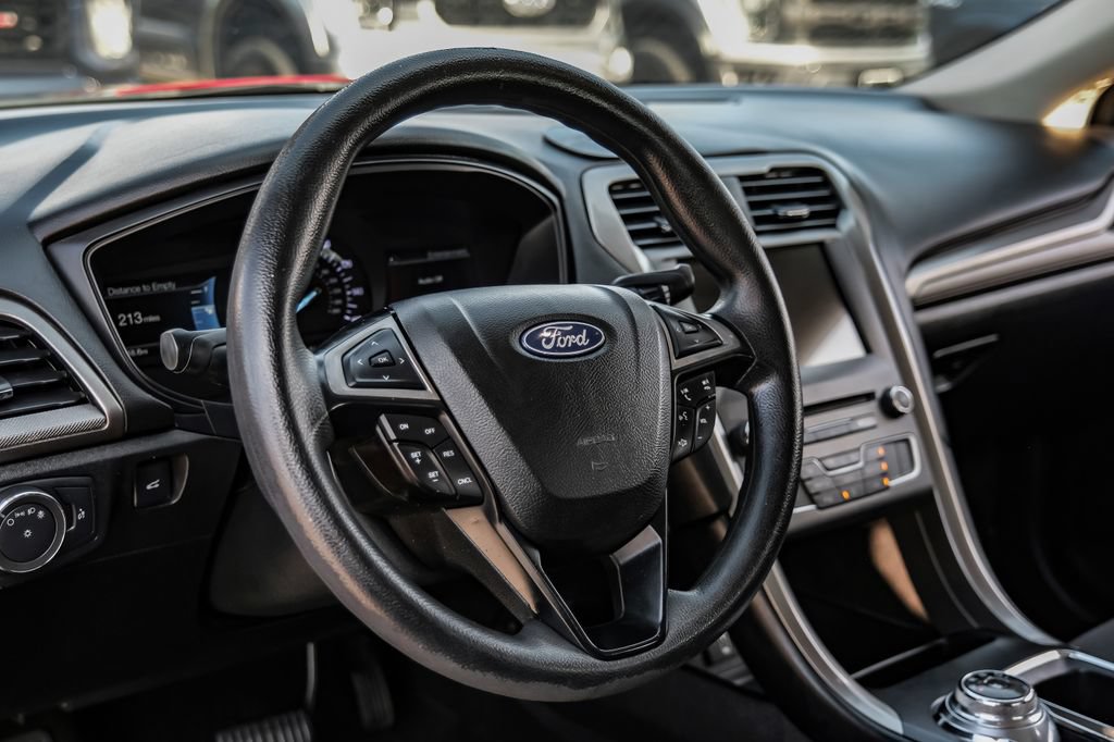 Used 2018 Ford Fusion SE w/ Fusion SE Technology Package FWD image 14