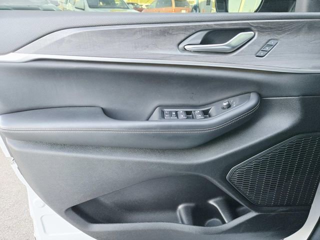 Used 2024 Jeep Grand Cherokee Limited w/ Black Appearance Package image 30