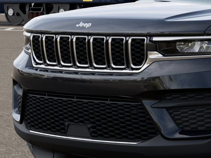 Used 2025 Jeep Grand Cherokee Laredo w/ MOPAR Finishing Package AWD/4WD image 11