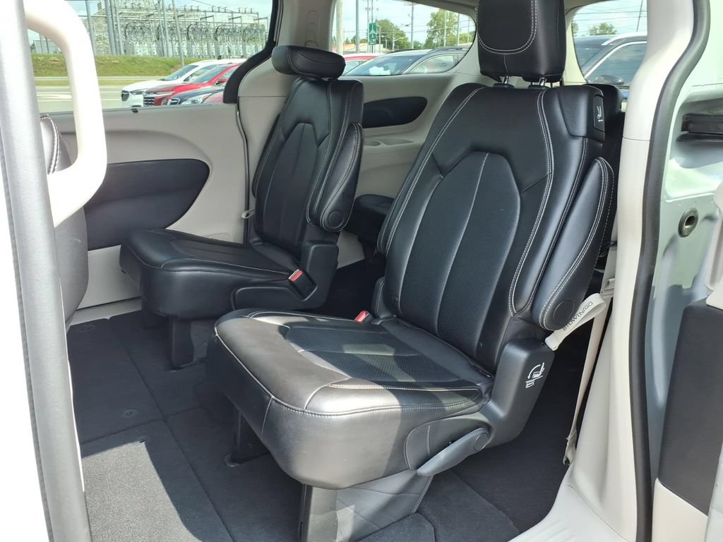 Used 2024 Chrysler Pacifica Touring-L FWD image 16