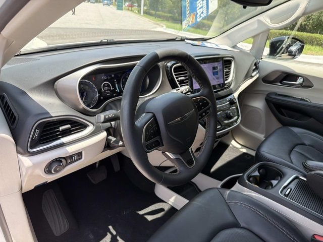 Used 2024 Chrysler Pacifica Touring-L FWD image 12