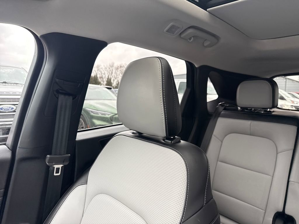 Used 2025 Ford Escape Platinum image 37