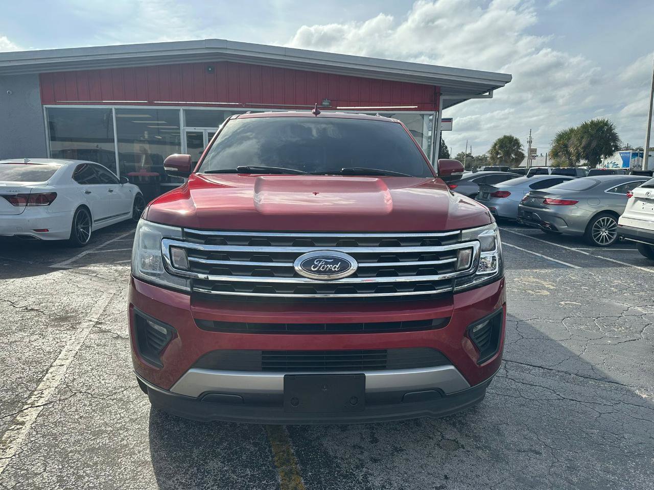 Used 2018 Ford Expedition XLT w/ Equipment Group 202A RWD image 2