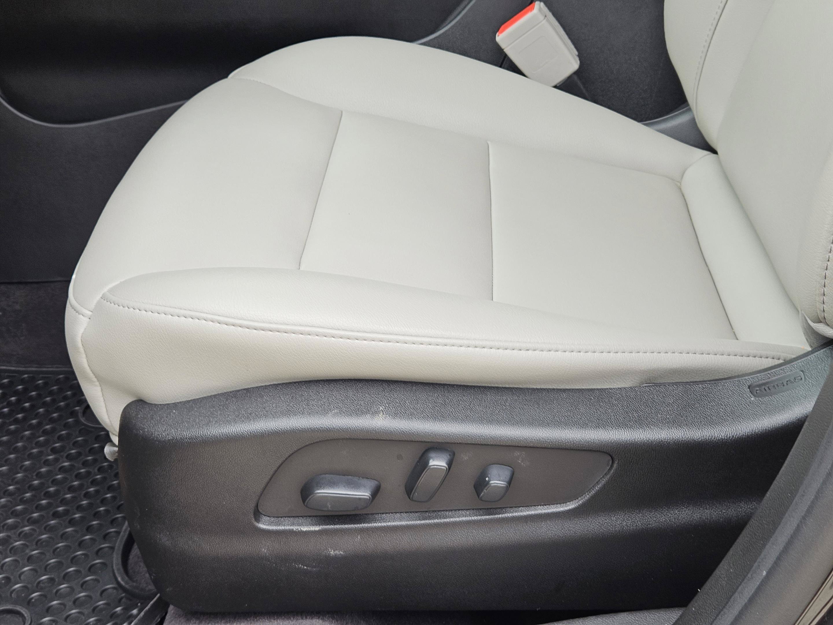 Used 2022 Cadillac XT4 Luxury w/ Cold Weather Package FWD image 22