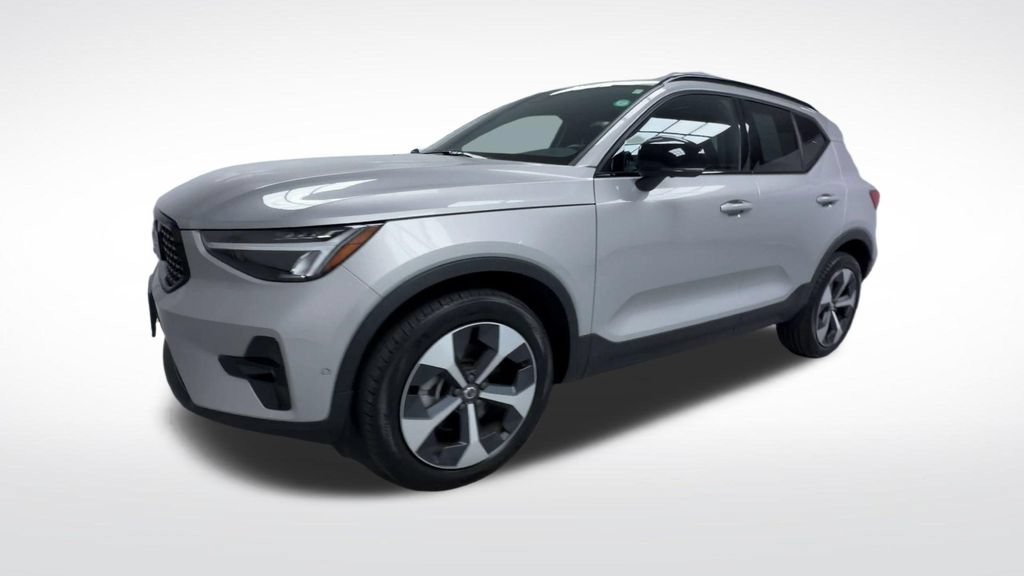 Used 2025 Volvo XC40 B5 Plus AWD/4WD image 4