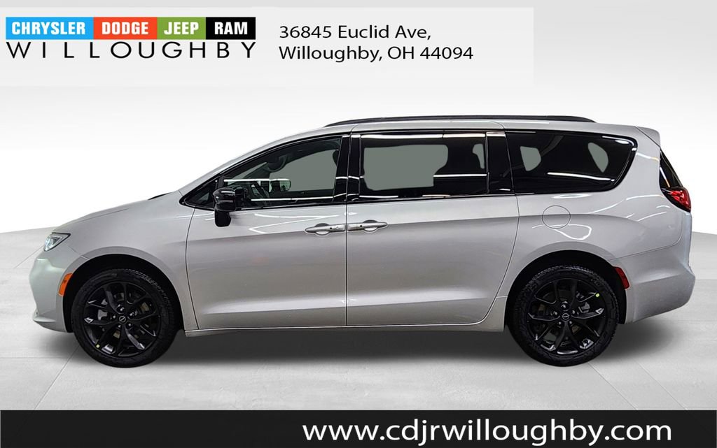 New 2026 Chrysler Pacifica Select w/ S Appearance Package image 5