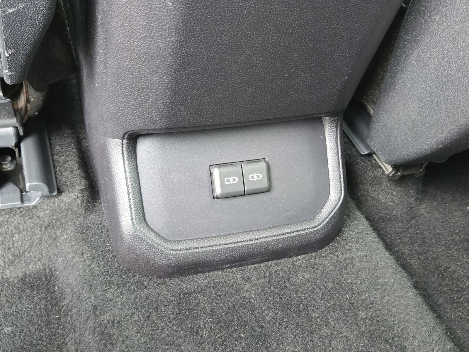 Used 2025 Toyota Highlander LE FWD image 17