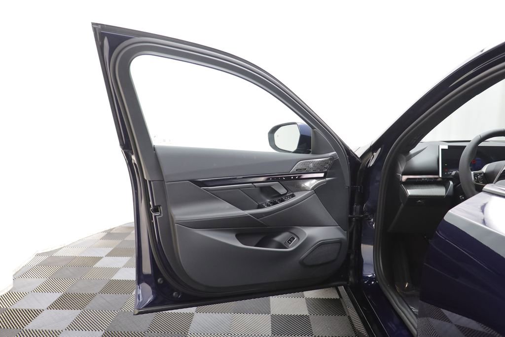 New 2026 BMW 550e xDrive w/ Executive Package image 5