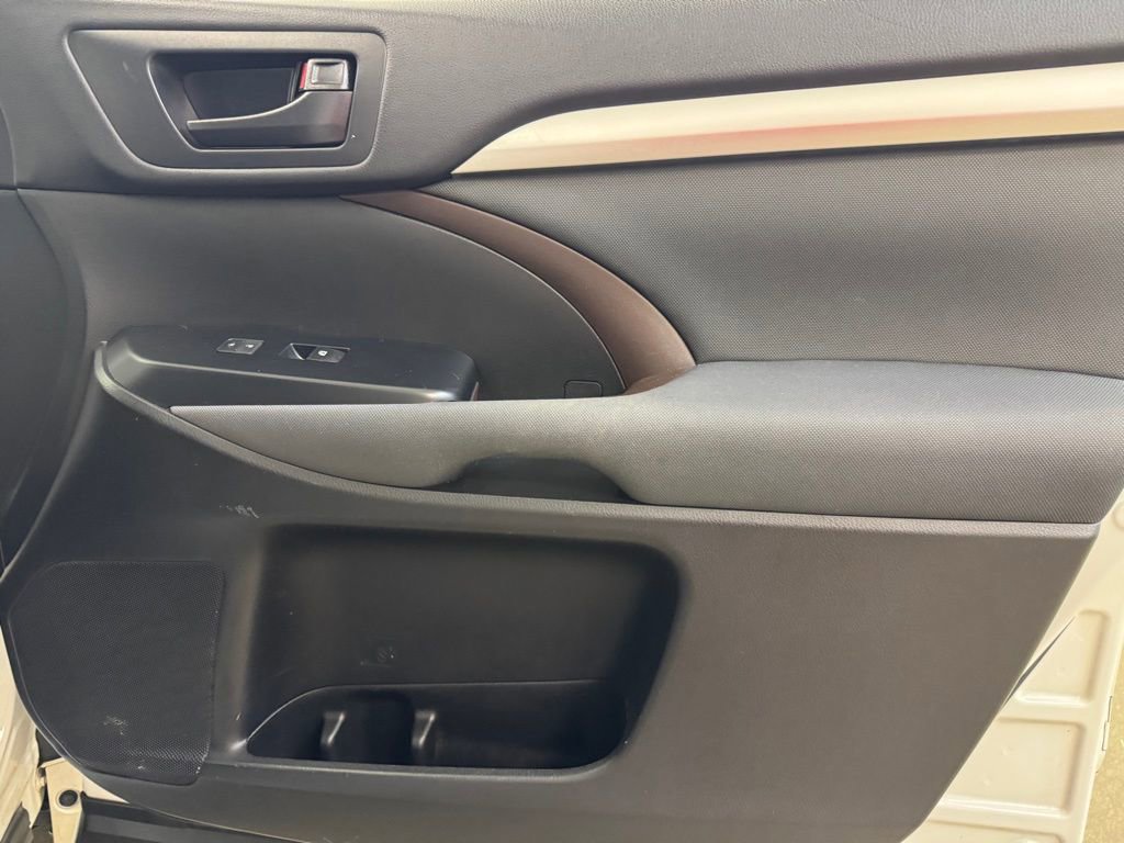 Used 2018 Toyota Highlander LE FWD image 26