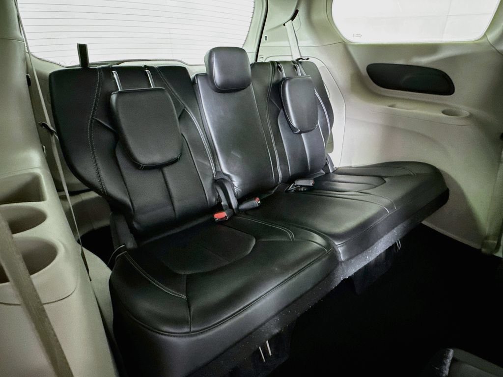 Used 2024 Chrysler Pacifica Touring-L FWD image 26