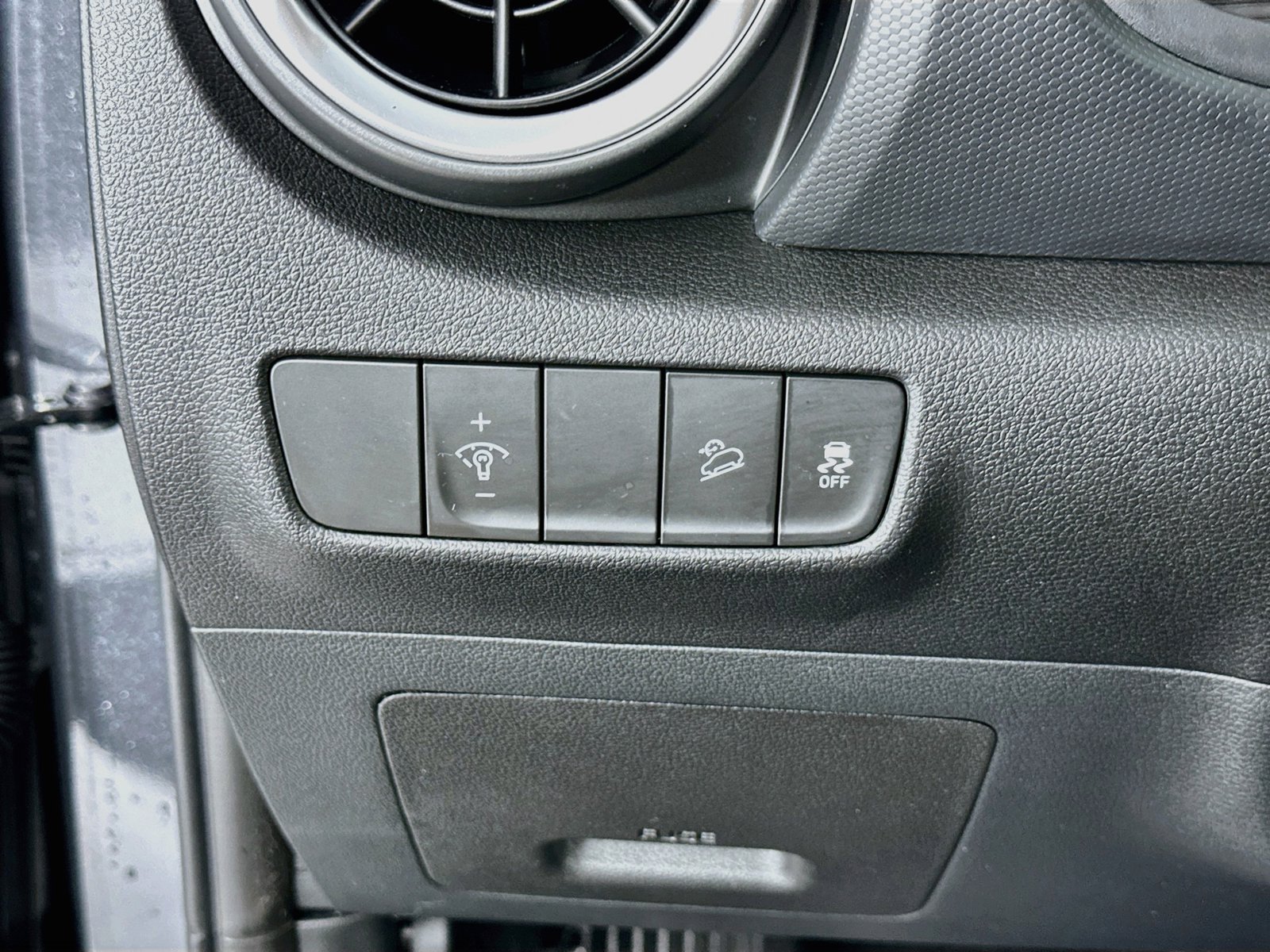 Certified 2022 Hyundai Kona Limited FWD image 11