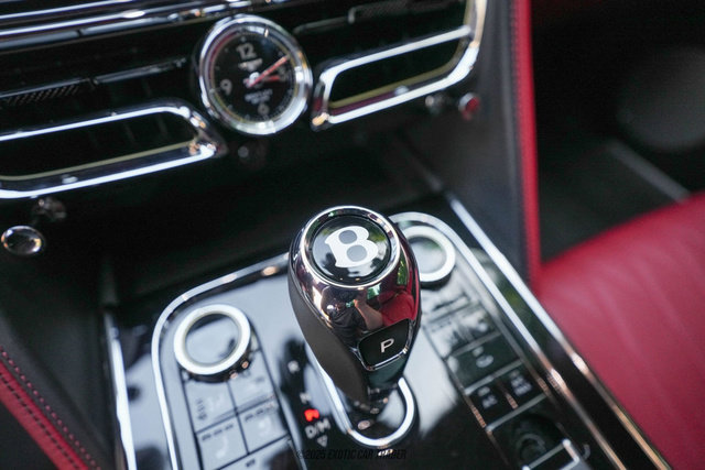 Used 2022 Bentley Flying Spur V8 image 21