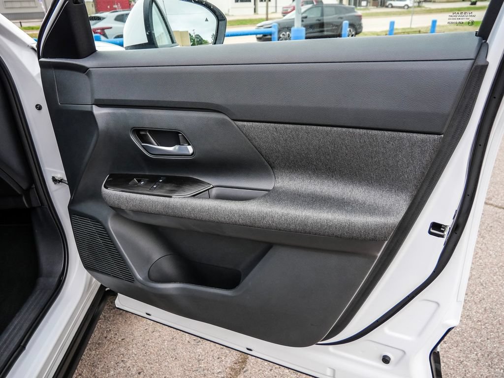 Used 2025 Nissan Kicks SV AWD/4WD image 17