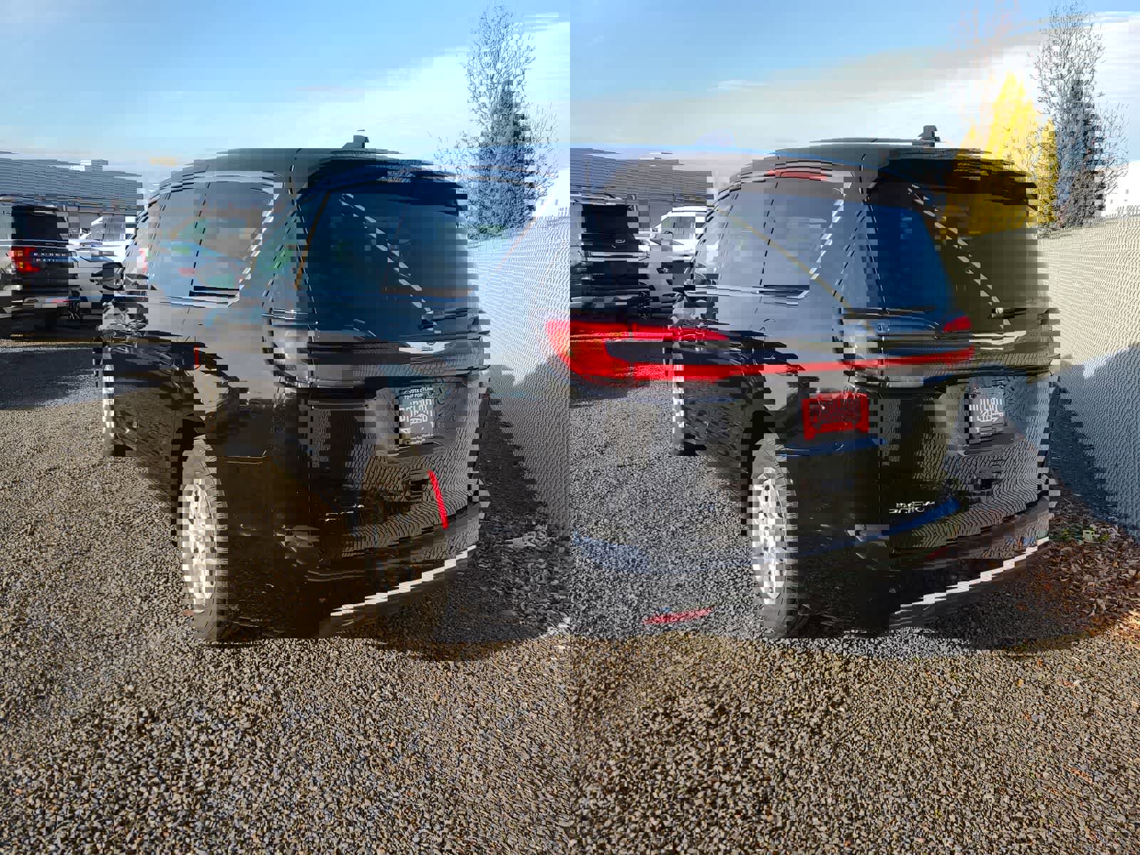 Used 2024 Chrysler Pacifica Touring-L image 3