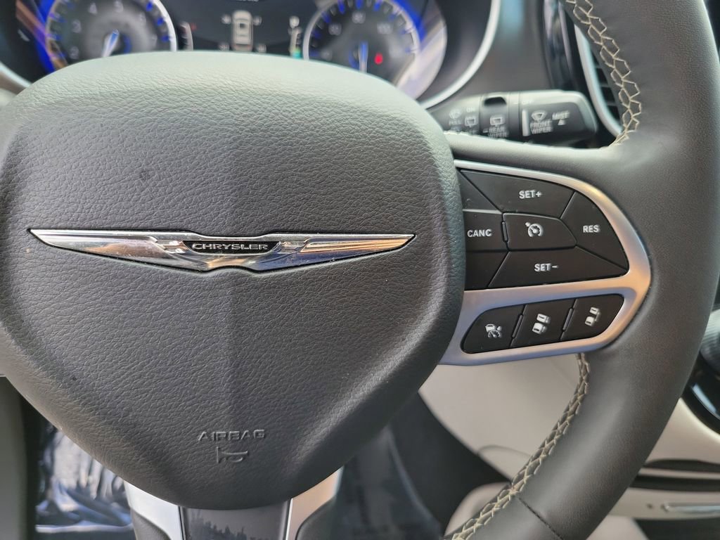 Used 2024 Chrysler Pacifica Touring-L FWD image 25