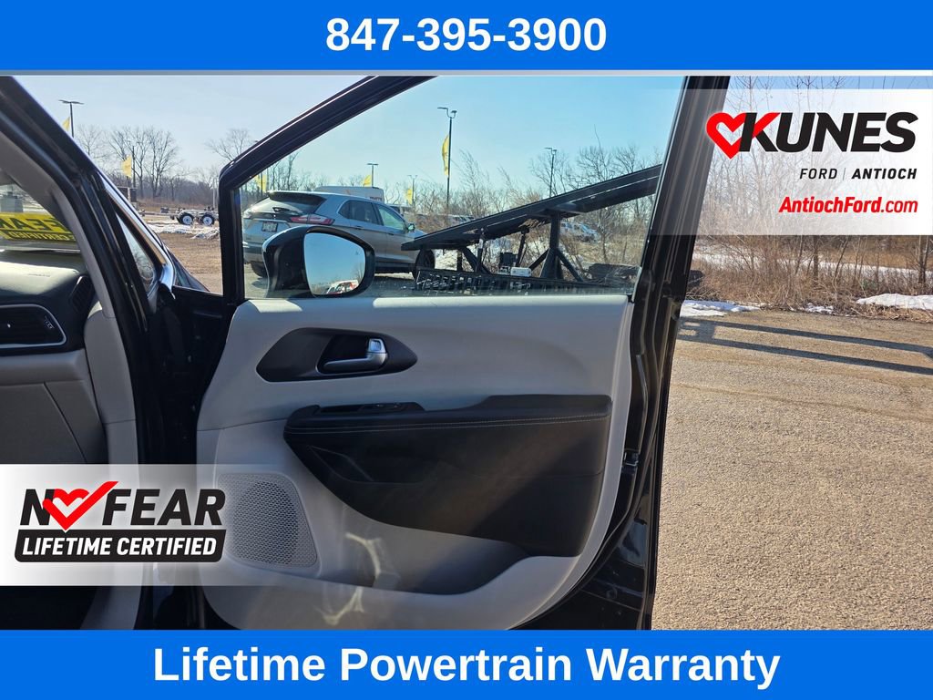 Used 2024 Chrysler Pacifica Touring-L image 31