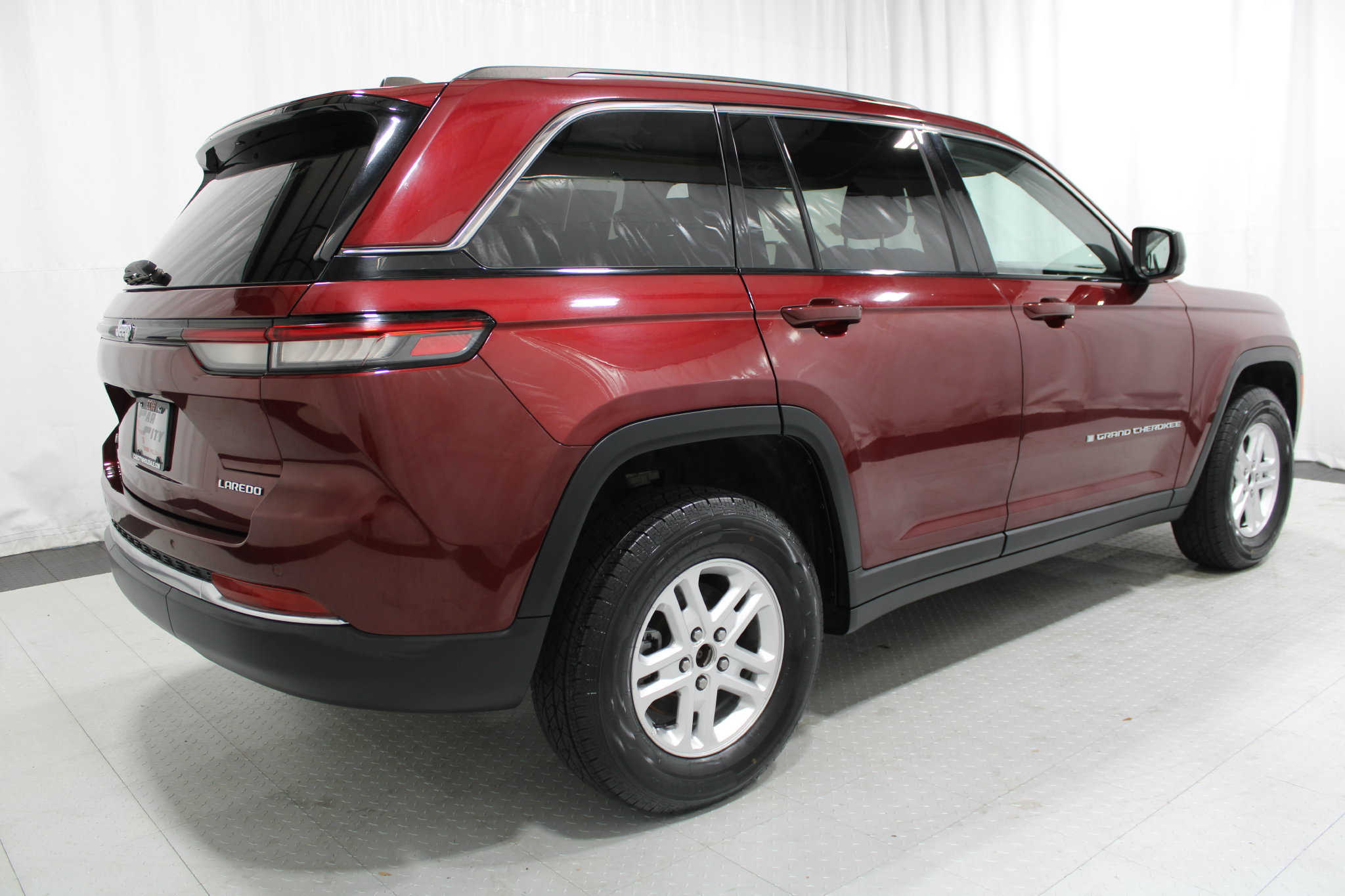 Used 2023 Jeep Grand Cherokee Laredo AWD/4WD image 6
