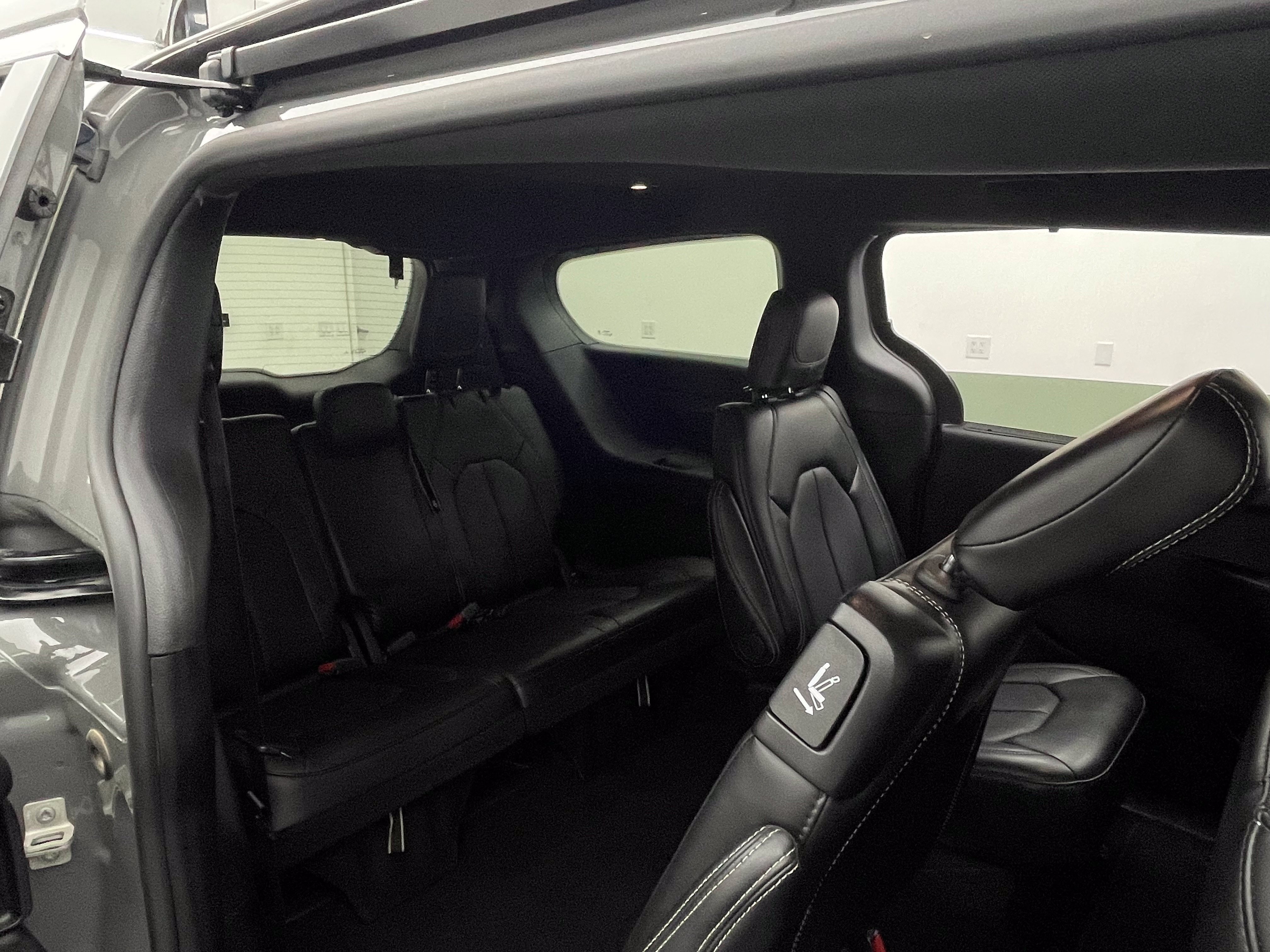 Used 2025 Chrysler Pacifica Select FWD image 38