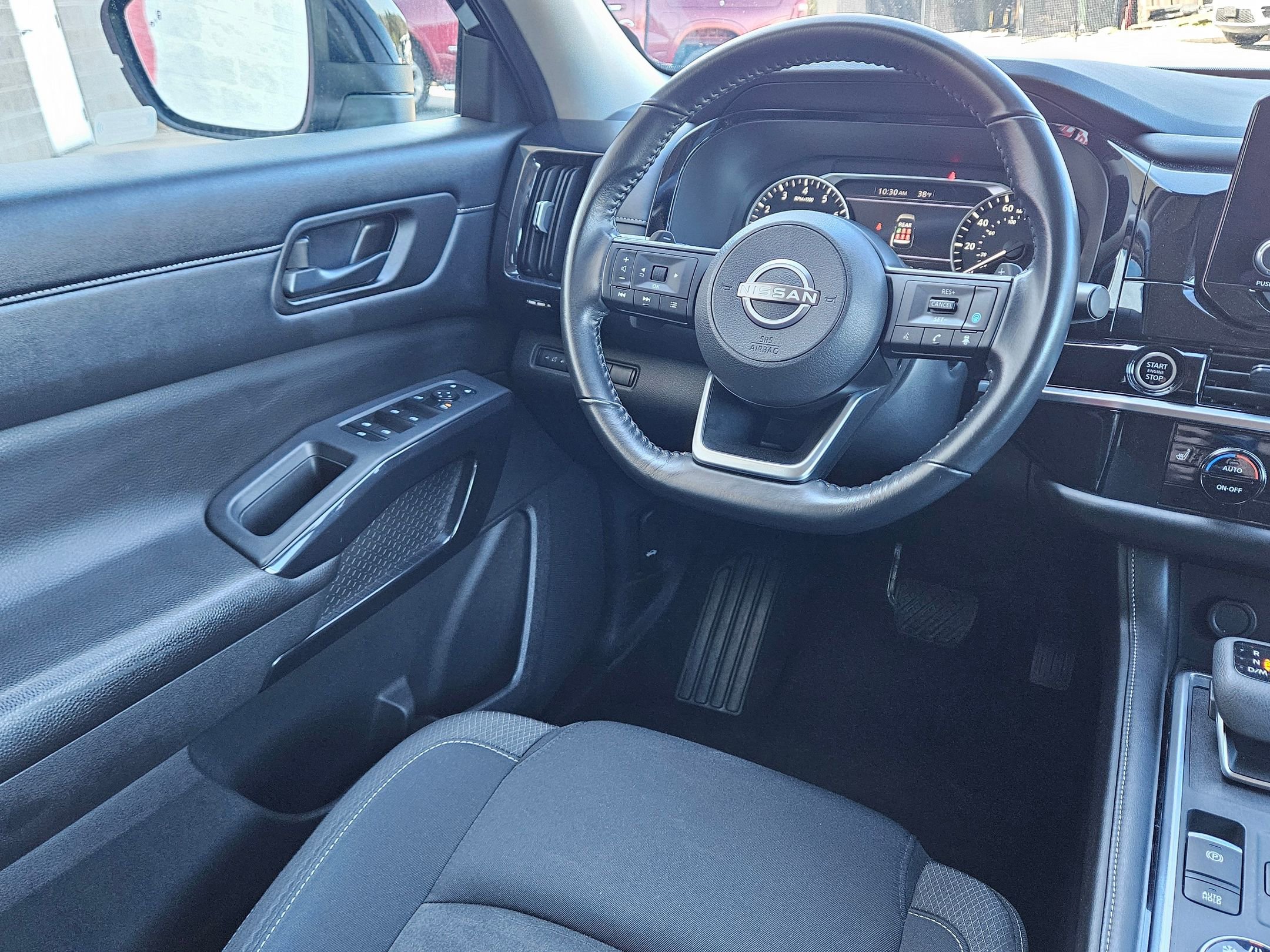 Used 2024 Nissan Pathfinder SV image 9