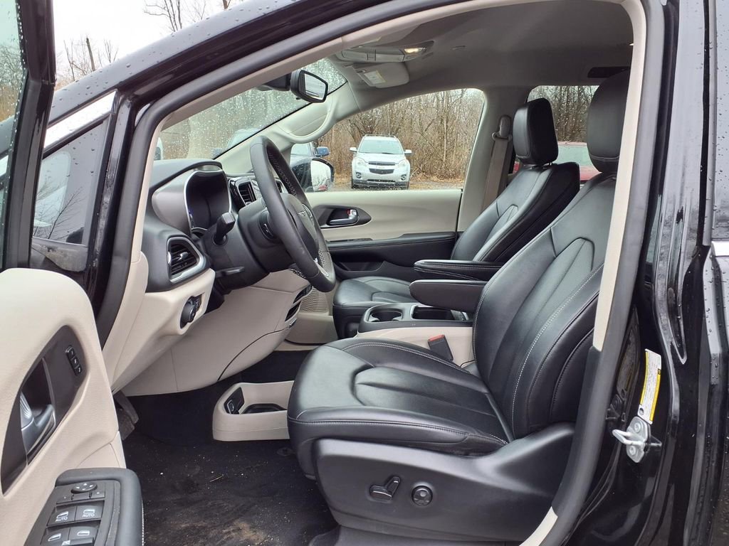 Used 2024 Chrysler Pacifica Touring-L image 19
