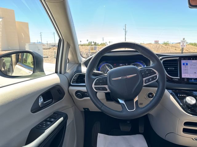 Used 2023 Chrysler Pacifica Touring-L image 13