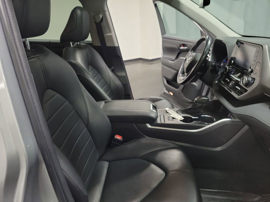 Used 2022 Toyota Highlander XLE FWD image 24