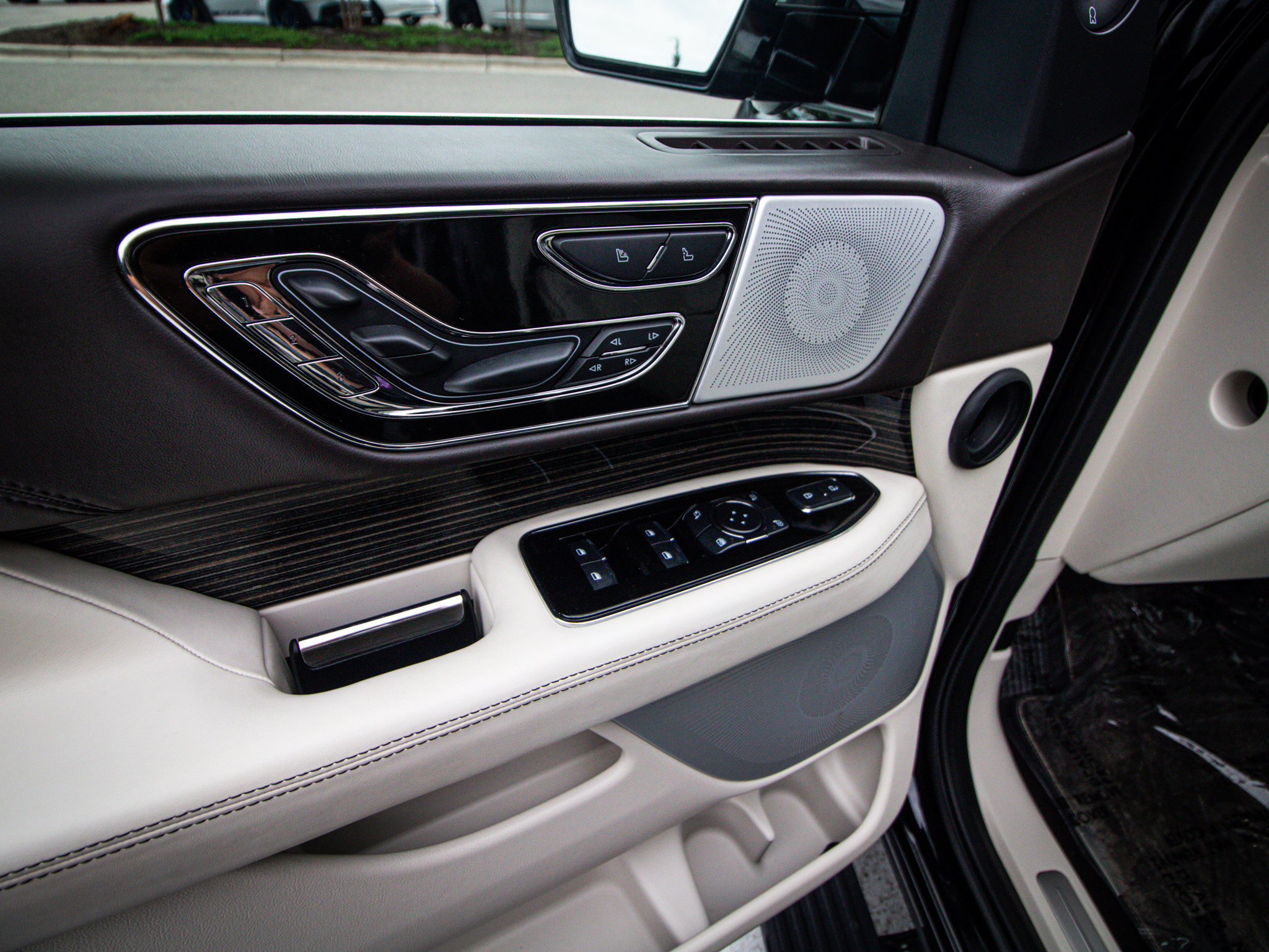 Used 2024 Lincoln Navigator L Black Label AWD/4WD image 15
