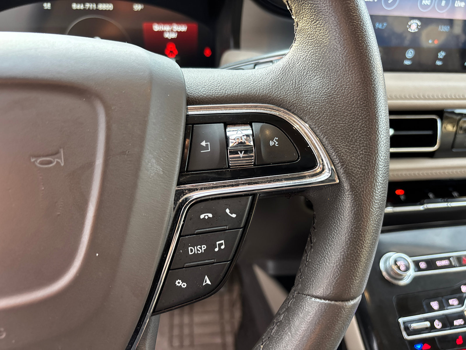 Used 2022 Lincoln Nautilus AWD w/ Premium Package image 18