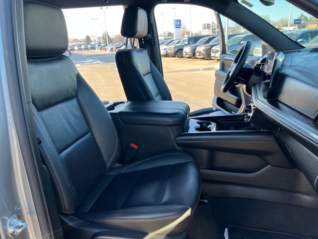 Used 2025 Chevrolet Suburban Z71 image 16