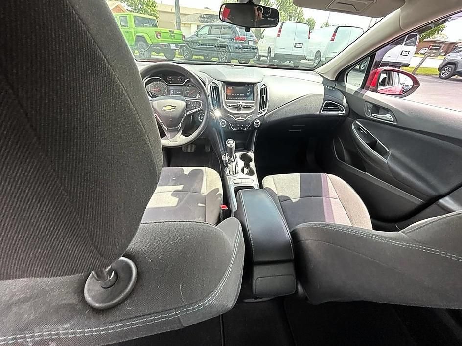 Used 2017 Chevrolet Cruze LT w/ Convenience Package FWD image 15