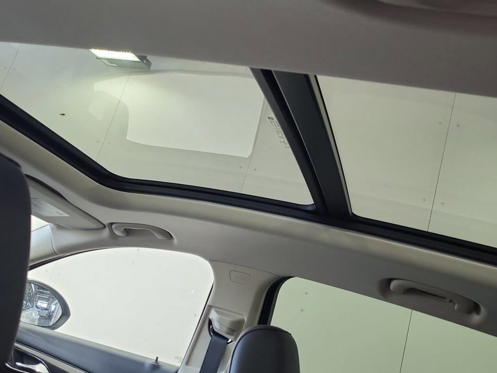 Used 2023 Buick Envision Essence w/ Technology Package I image 11