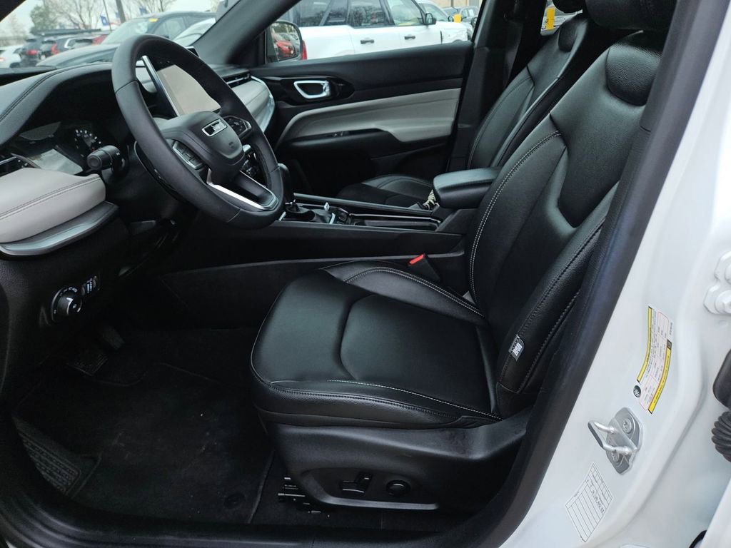 Used 2025 Jeep Compass Limited image 11