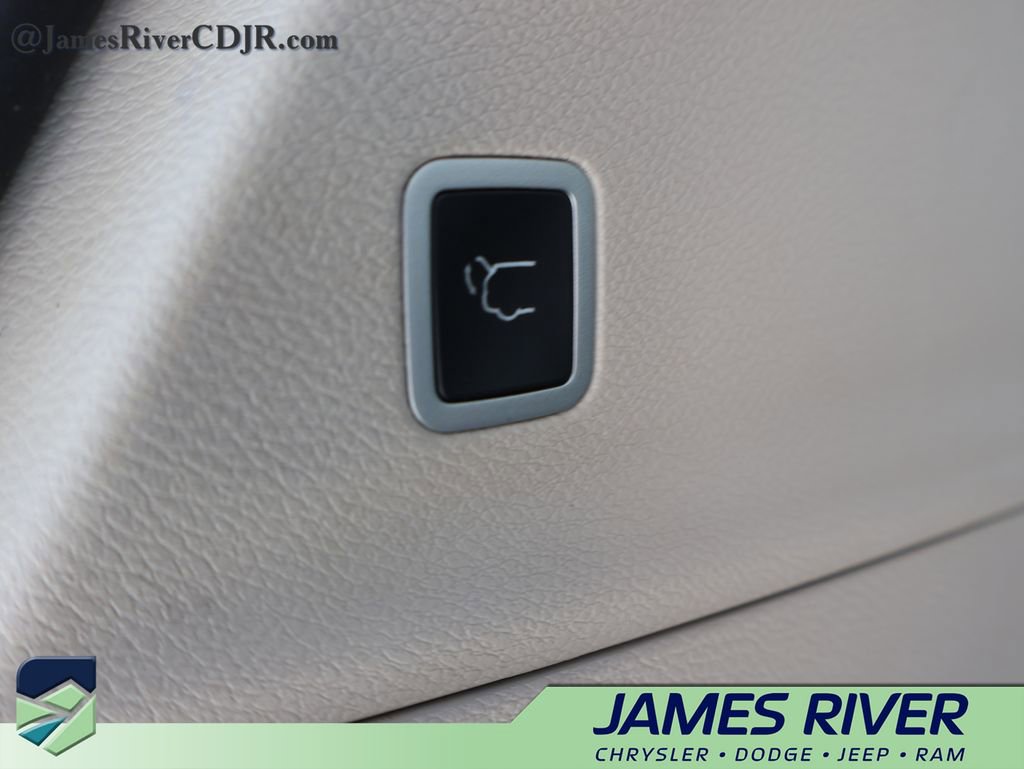 Used 2024 Chrysler Pacifica Touring-L FWD image 16