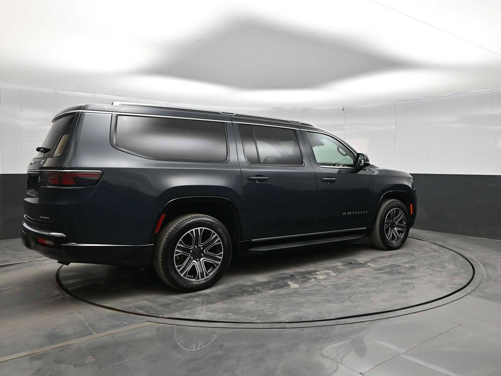 Used 2024 Jeep Wagoneer L Series II w/ Flexible Seating Group image 8