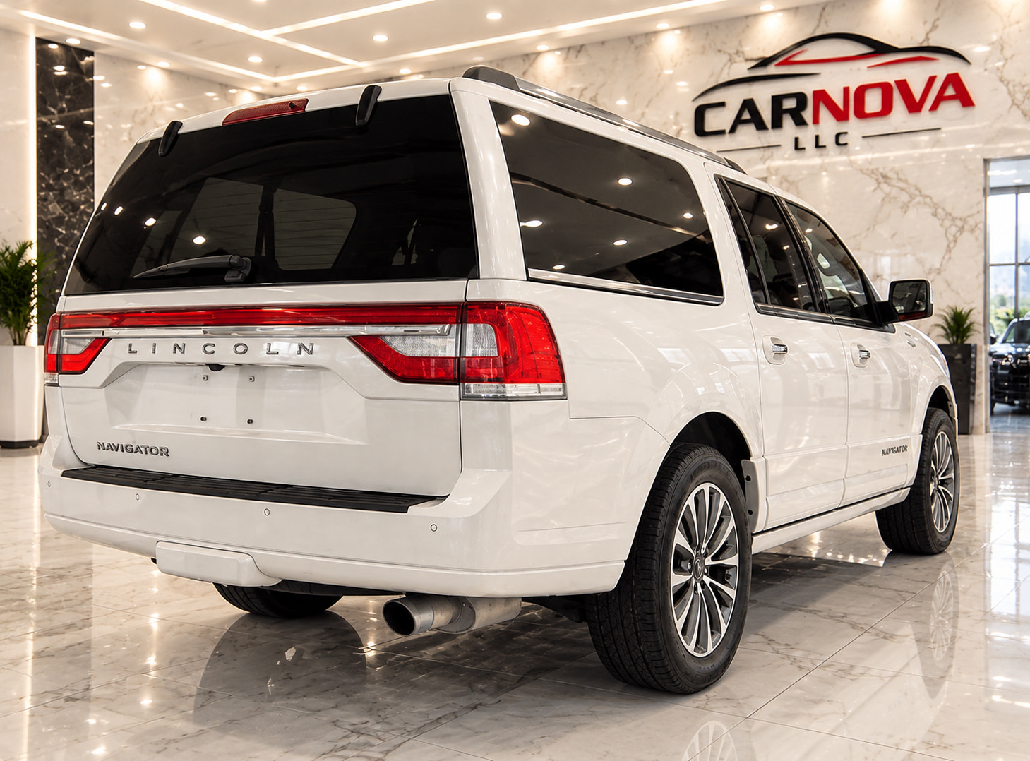 Used 2017 Lincoln Navigator L Select RWD image 5