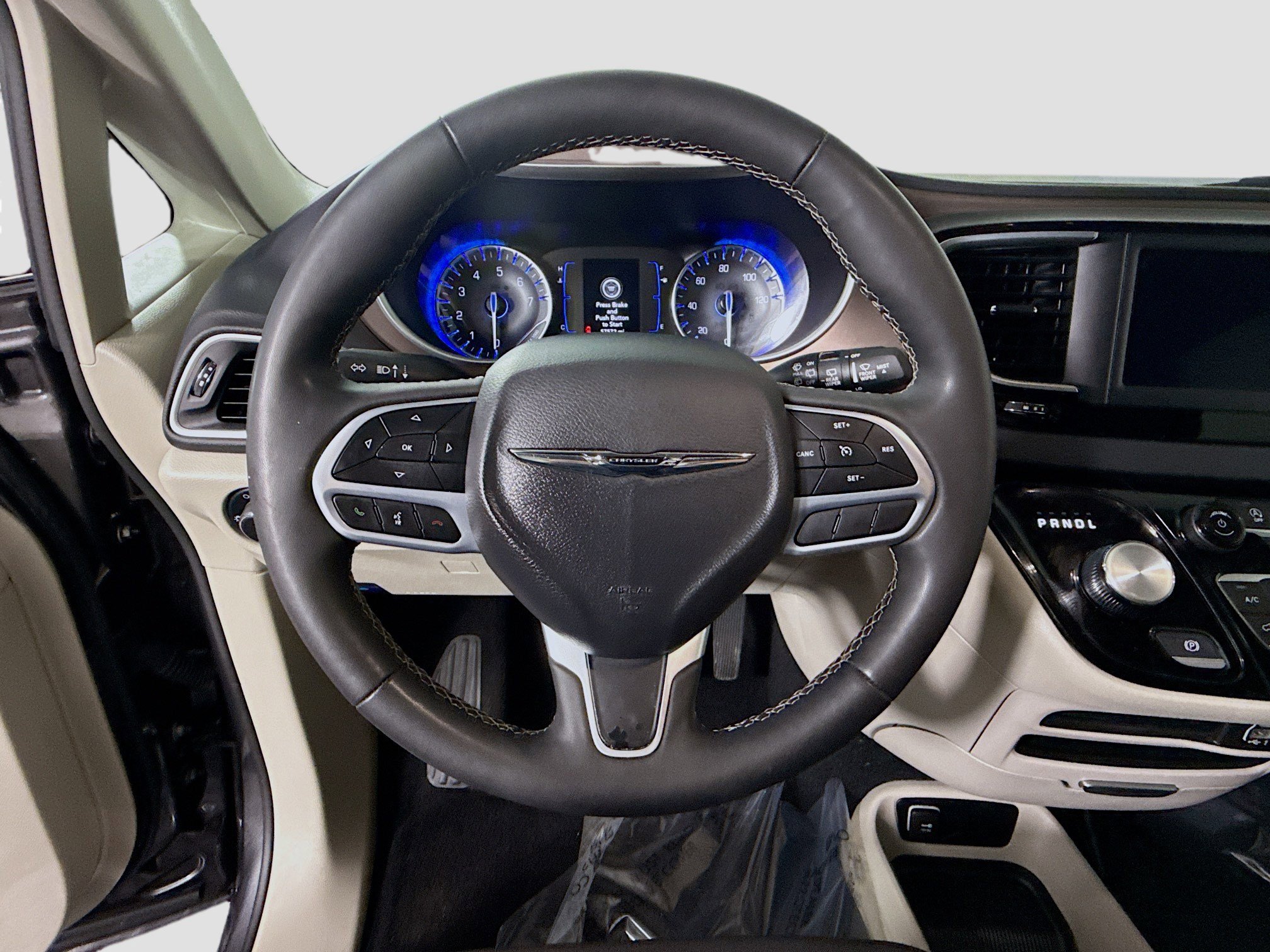 Used 2023 Chrysler Voyager LX image 13