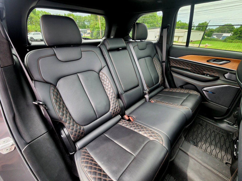 Used 2022 Jeep Grand Cherokee Summit AWD/4WD image 7