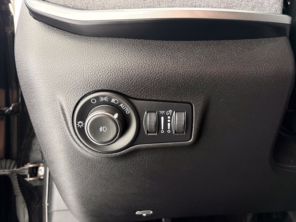Used 2024 Jeep Compass Latitude AWD/4WD image 6