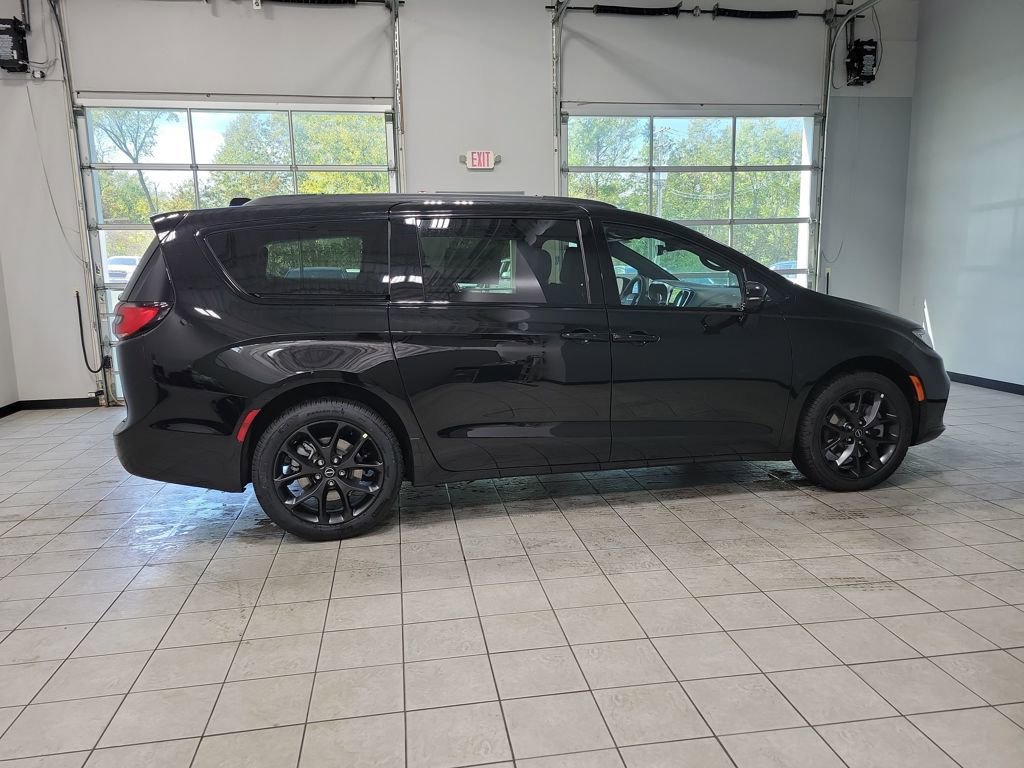New 2026 Chrysler Pacifica Limited w/ S Appearance Package image 7