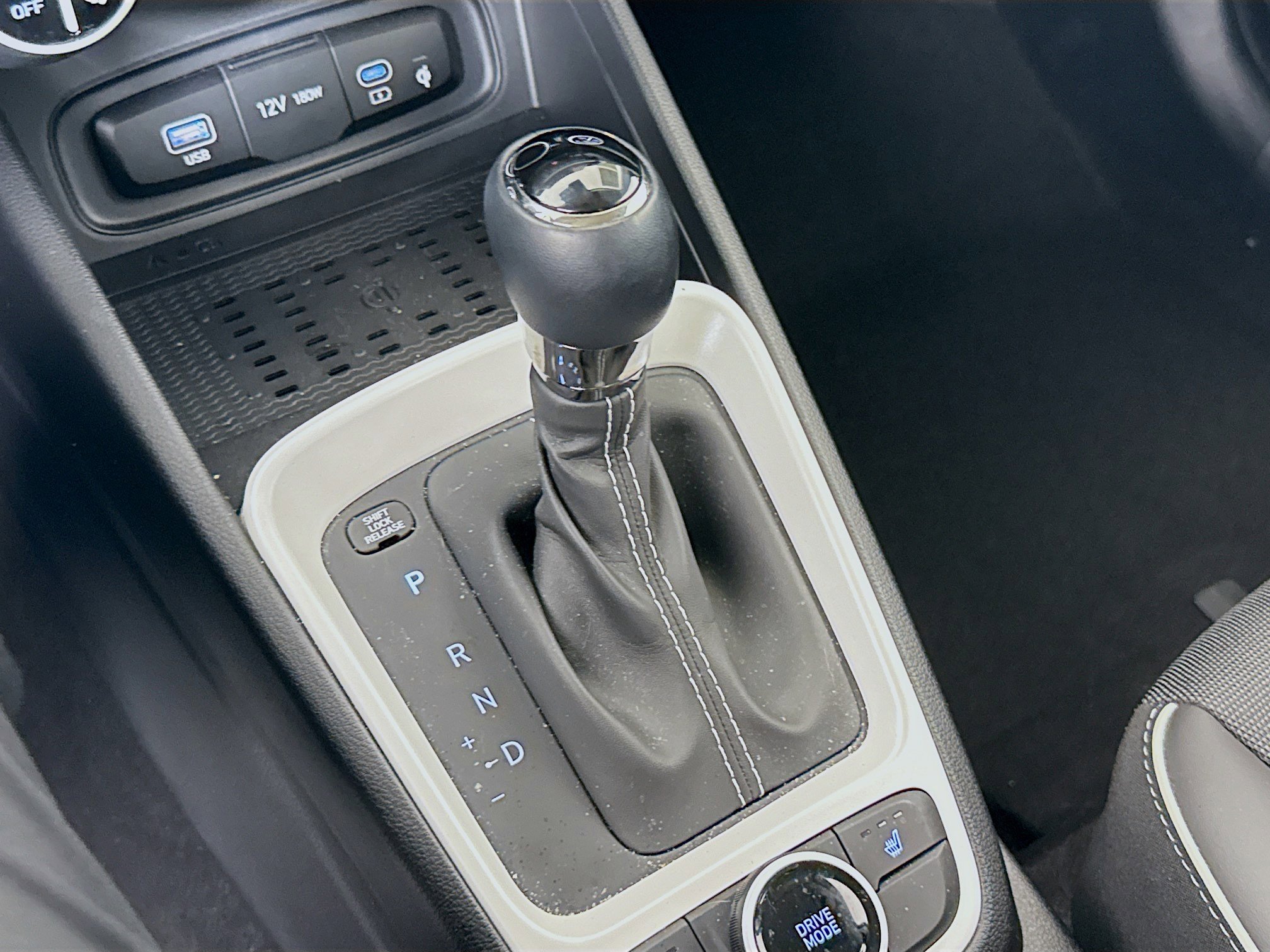 Used 2023 Hyundai Venue Limited image 18