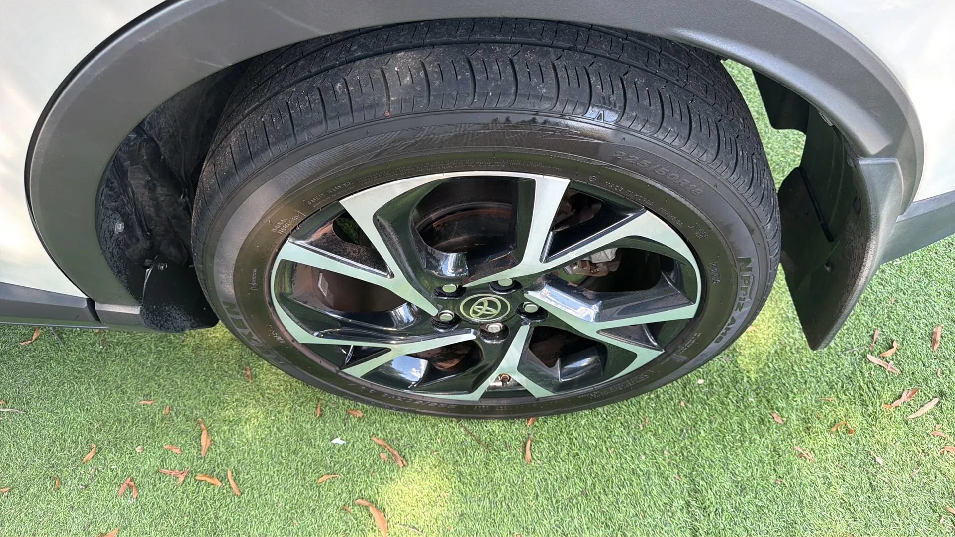 Used 2020 Toyota C-HR XLE FWD image 27