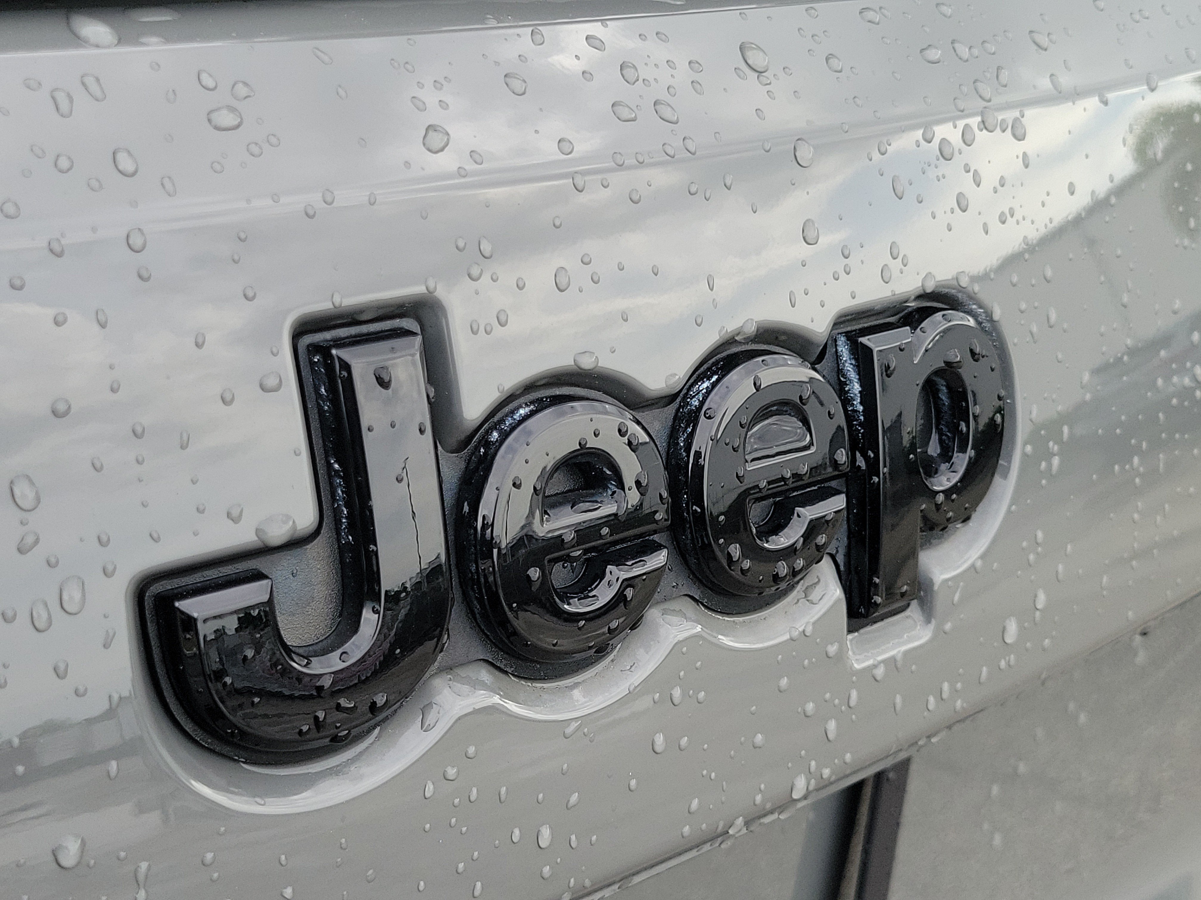 Used 2020 Jeep Grand Cherokee Altitude AWD/4WD image 10
