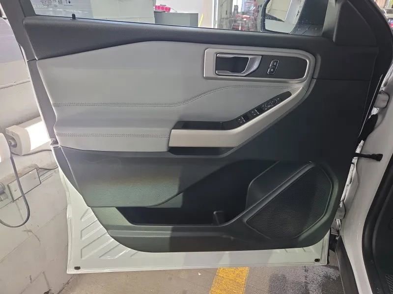Used 2021 Ford Explorer XLT w/ Equipment Group 202A AWD/4WD image 7