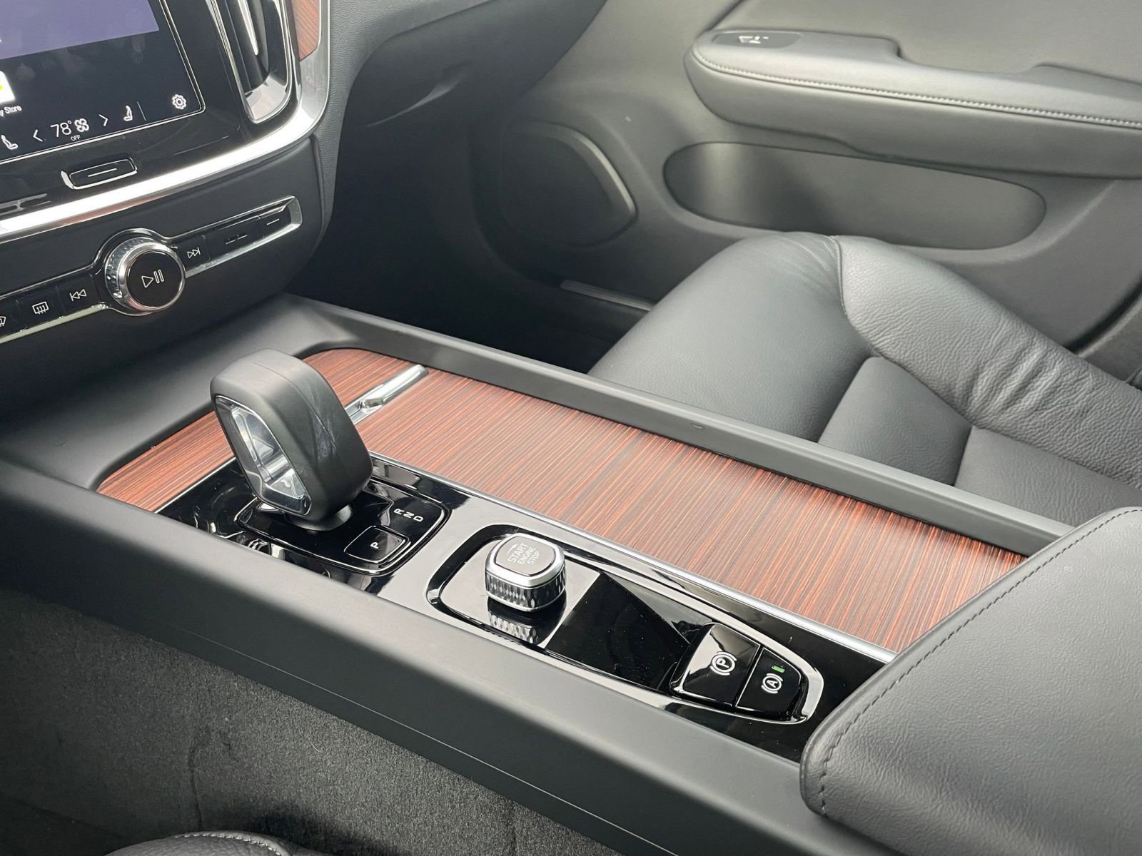 Used 2025 Volvo V60 B5 Cross Country Plus image 40