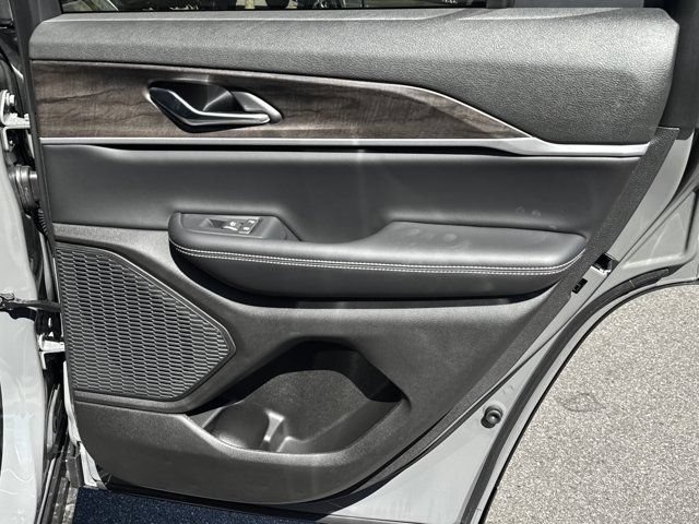 New 2027 Jeep Grand Cherokee Altitude RWD image 16