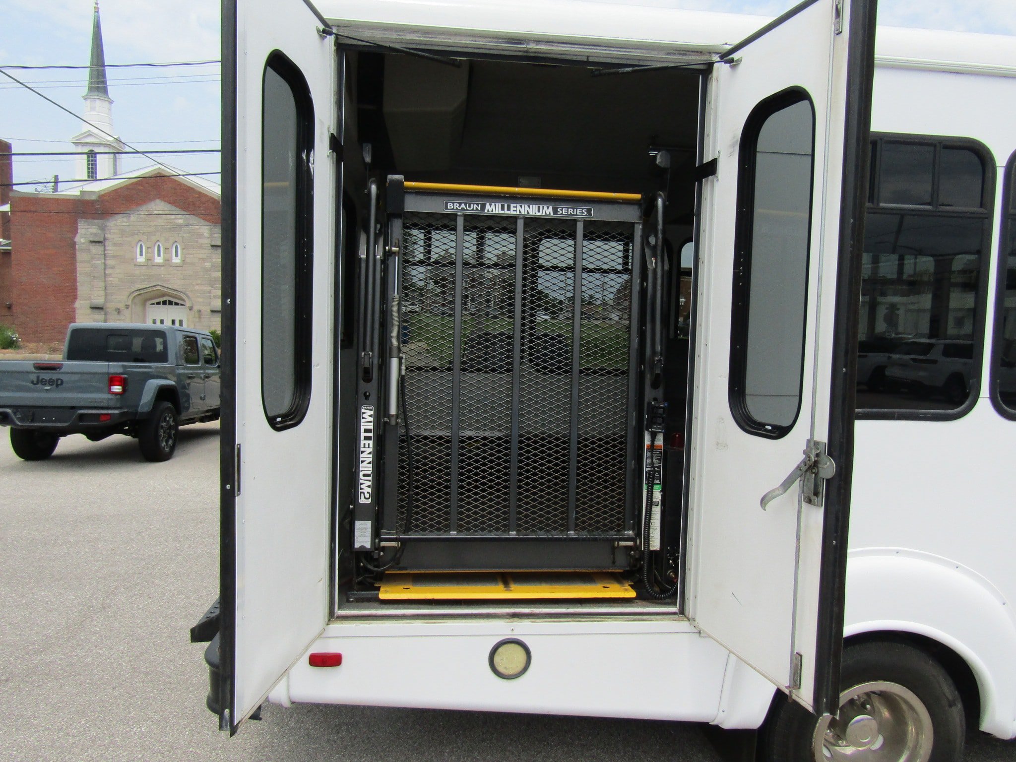 Used 2012 Ford E-450 and Econoline 450 Super Duty w/ Shuttle Bus Prep Pkg RWD image 13